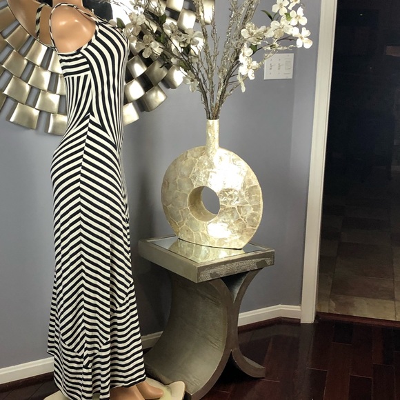 Black & White Geometric Line Summer Dress - Picture 3 of 7